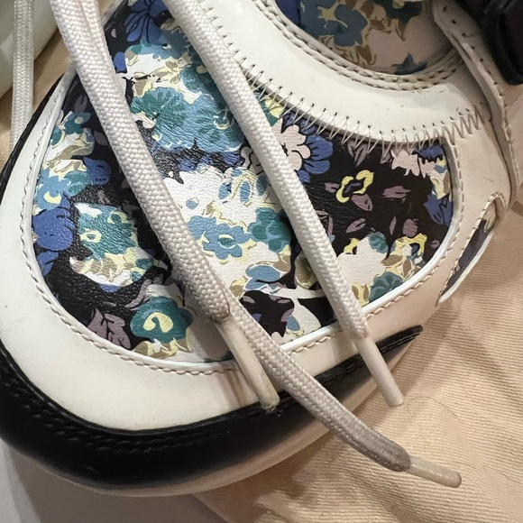 Louis Vuitton Women Archlight Trainer - Picture 9 of 11